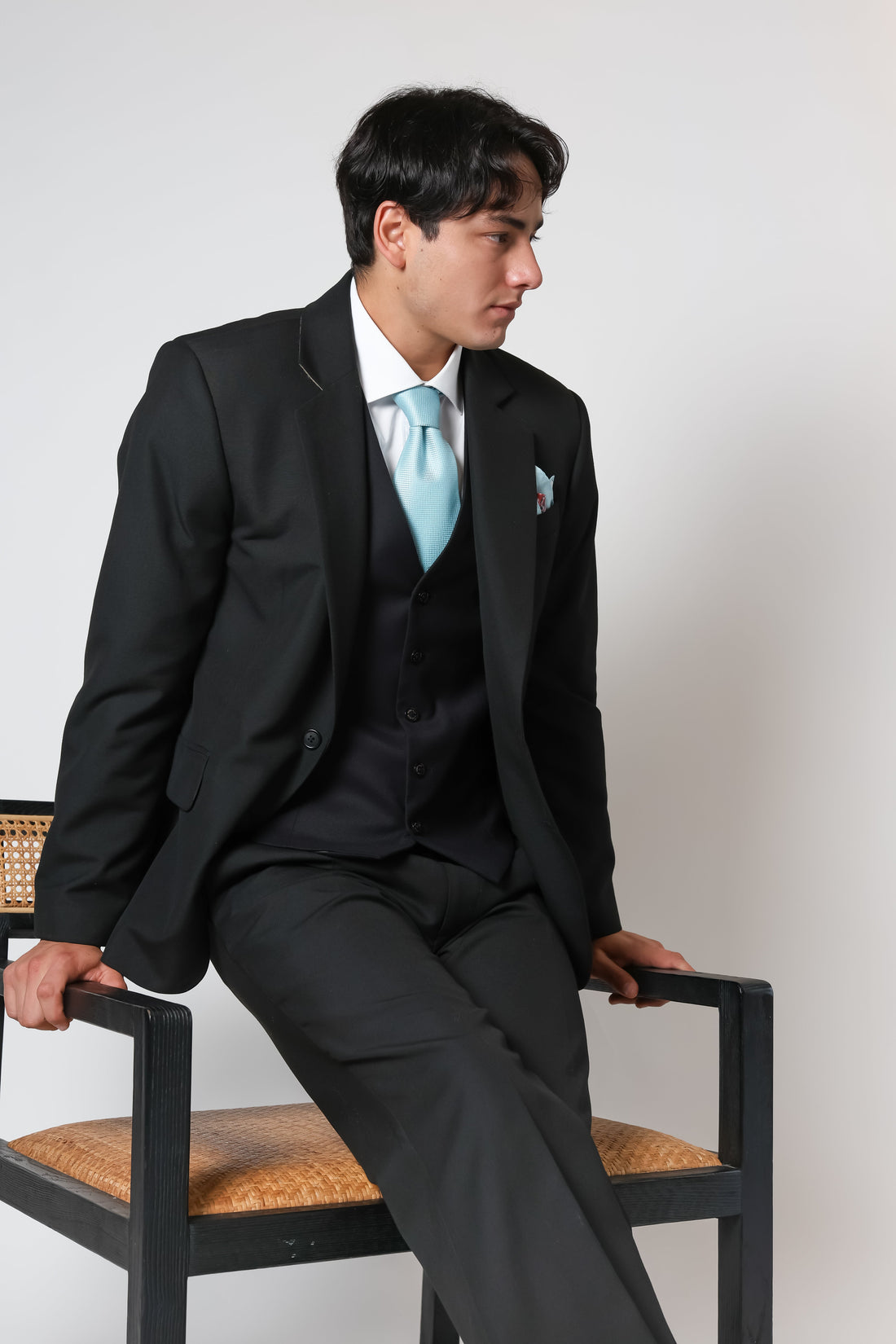 Suit Up en Revista Costa: Vestir con Estilo — Historia y Concepto
